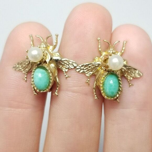 Vintage Insect Bug Fly Clip On Screw Back Earrings, Gold Tone Green Cabochon - Picture 2 of 6